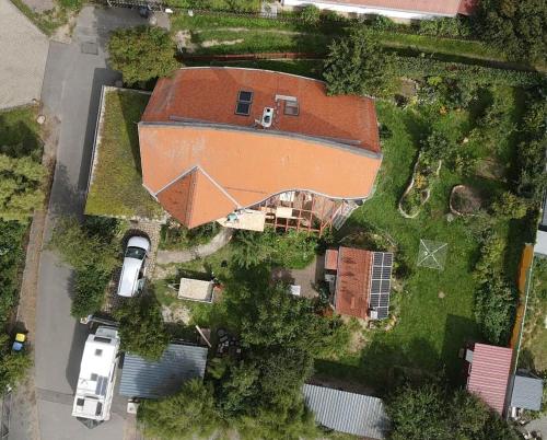 una vista aérea de una casa con coches aparcados en Zum Waldmeister - WC außerhalb, en Schkeuditz