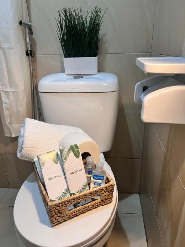 PajakにあるThe Havénhouseの浴室の便器の上に置かれたバスケット