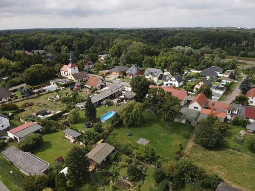 una vista aérea de una pequeña ciudad con casas en Zum Waldmeister - WC außerhalb, en Schkeuditz