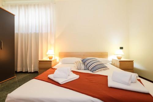 Ένα ή περισσότερα κρεβάτια σε δωμάτιο στο La Pietra di Oira - vista e accesso al lago