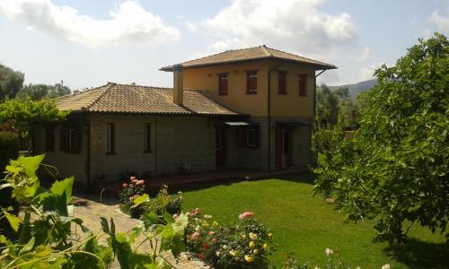 a house in a yard with a grass yard at Miltiadis Farm in Lefkada Town