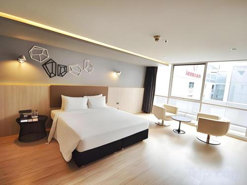 En eller flere senge i et værelse på The Heritage Silom Hotel