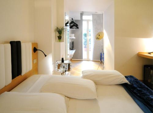 a bedroom with a large white bed in a room at Hotel Franklin Feel The Sound in Rome
