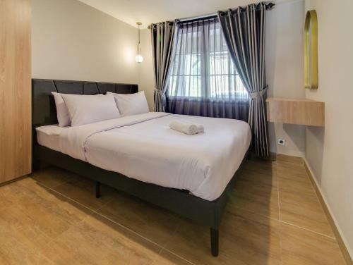カリタにある2BR Beach Front Villas La Cassa Caritaの窓のある大きなベッドのある寝室