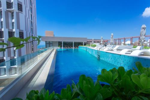 Bazén v ubytování Condotel Highfloor Sea View - Apec Mandala Mui Ne nebo v jeho okolí