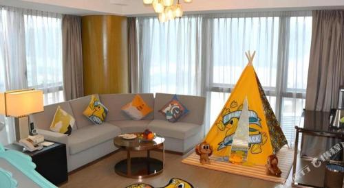 a living room with a couch and a toy pyramid at Huafa Executive Apartment Hotel Zhuhai in Zhuhai