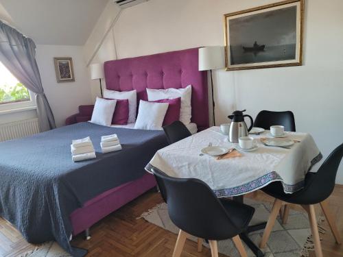 Postel nebo postele na pokoji v ubytování APARTMANI Emerald Dream