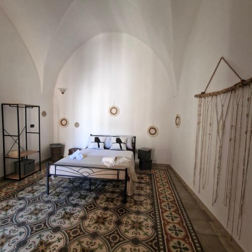 una camera con letto e tappeto di Corte SantUlìa a Scorrano