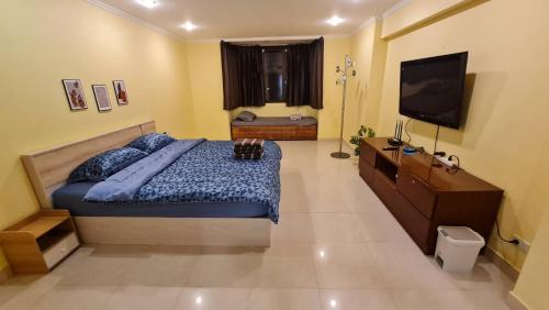 a bedroom with a bed and a flat screen tv at Comfort 1BR 2 King Beds, Best Value Stay, near Bts Nana in Bangkok
