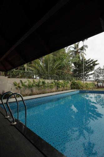 Bazén v ubytování Kaayal Experience - Entire Home in Kozhikode nebo v jeho okolí