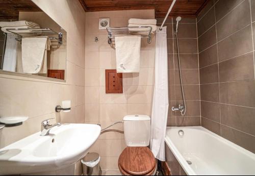 Ένα μπάνιο στο Forest nest Cozy apartment white balcony on the hill