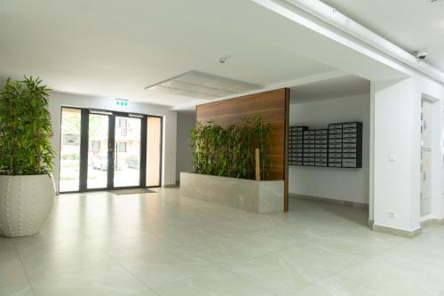 Un pasillo con plantas en macetas en un edificio. en Hils Pallady 9, en Bucarest