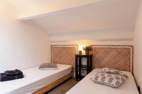 two beds sitting next to each other in a room at Huusje21 in Nunspeet