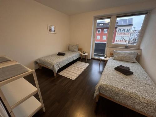 a room with two beds and a window at Wohnen im Herzen von Kulmbach in Kulmbach