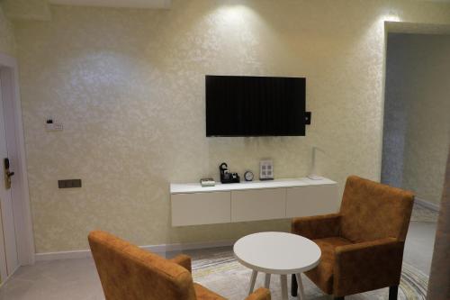 TV a/nebo společenská místnost v ubytování Shedevr Plaza Navoiy