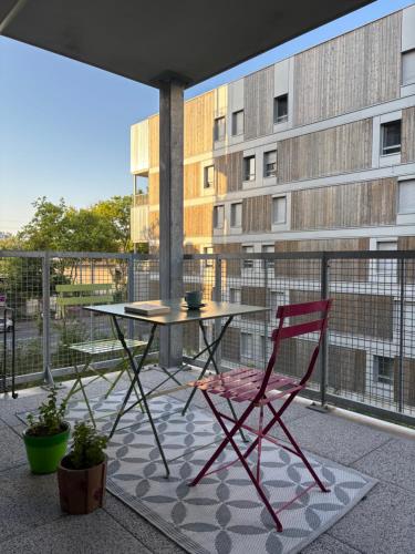 Μπαλκόνι ή βεράντα στο Côté Parc - appt entier neuf et cosy, parking & au pied du métro à Lyon
