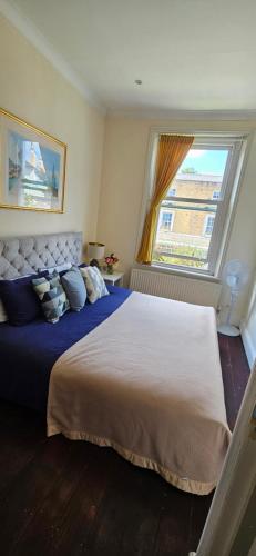 Кровать или кровати в номере Nice apartment in Barnes