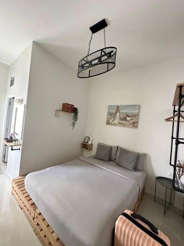 a bedroom with a large white bed in a room at SAMED GRAY HOUSE in Ban Phe