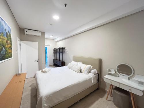 Giường trong phòng chung tại Podomoro Delipark Apartemen Cozystay Lincoln Tower 2BR Medan