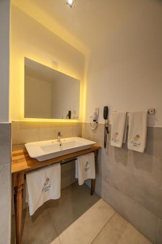 Un baño de Palmonte Suites Hotel & SPA