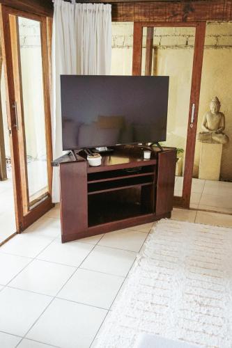 Μια τηλεόραση ή/και κέντρο ψυχαγωγίας στο Villa Frankie in Central Legian