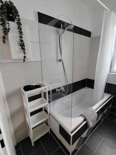 Ένα μπάνιο στο 3 Zimmer Wohnung in Altendorf