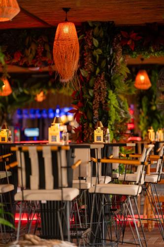 Un restaurante u otro lugar para comer en Palmonte Suites Hotel & SPA
