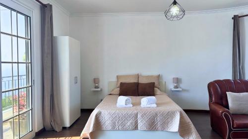 En eller flere senge i et værelse på Golden Horizon House By Sam Houses