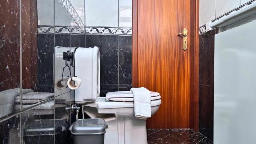 Et badeværelse på Golden Horizon House By Sam Houses