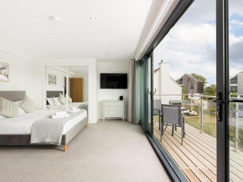 Ένα ή περισσότερα κρεβάτια σε δωμάτιο στο Pass the Keys Minety Lake lodge hot tub games room