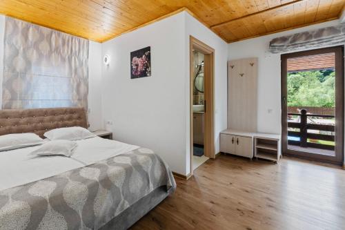 Postel nebo postele na pokoji v ubytování Casa de Vis Băișoara -Cab Mircea -Cab Gaby
