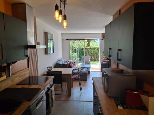 Lovely apartment with private garden and a swimming-pool