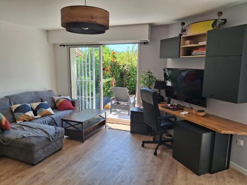 Lovely apartment with private garden and a swimming-pool
