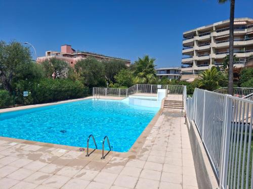 Lovely apartment with private garden and a swimming-pool