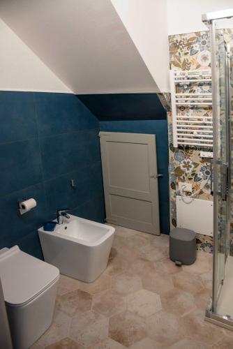 a bathroom with a toilet and a sink at La casa di nonno in Ghilarza