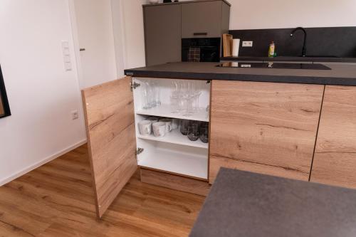 a kitchen with a counter with a cupboard at Boutique Studio im Herzen TBBs in Tauberbischofsheim