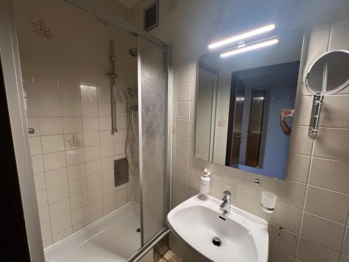 a bathroom with a sink and a shower and a mirror at Near Schönbrunn I 1 Min to U6 Niederhofstraße in Vienna