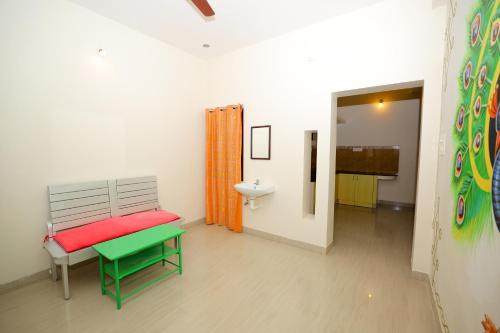 a bathroom with a bench and a sink in a room at La Maison Radha in Puducherry