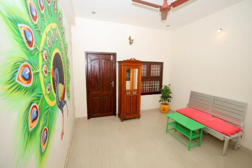 a room with a bench and a painting on the wall at La Maison Radha in Puducherry