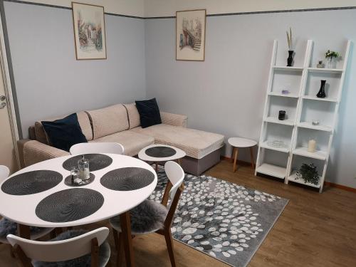Χώρος καθιστικού στο Marivas, 2 bedroom apt, free parking & WiFi
