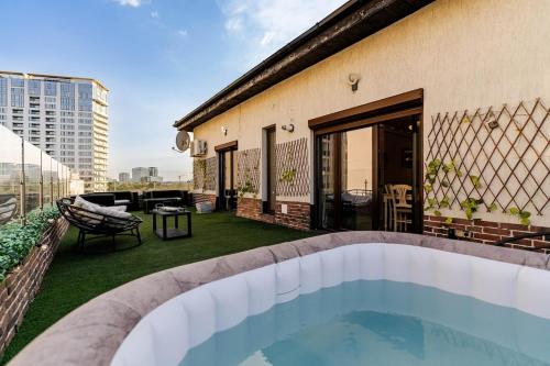 Bazén v ubytování Downtown Floreasca Penthouse w Jacuzzi&Terrace nebo v jeho okolí