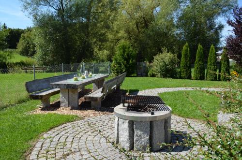 two benches and a table in a park at Ferienwohnungen Holder in Anhausen