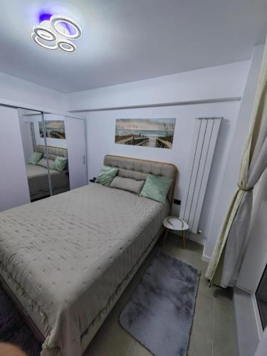 a bedroom with a bed and a mirror at Alezzi Odyssey in Mamaia Nord