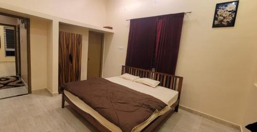 VenkatāpurにあるGolden nest farmsのベッドと窓のある寝室