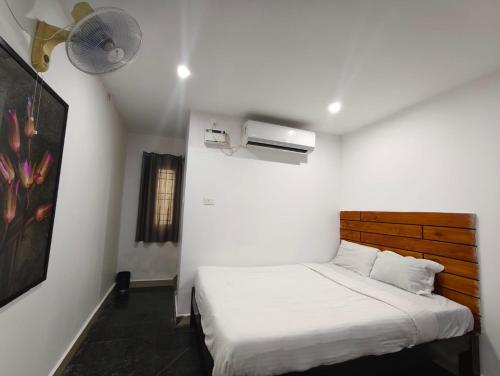 Postel nebo postele na pokoji v ubytování skyway Rooms pondicherry