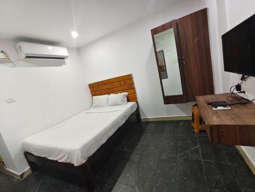 TV a/nebo společenská místnost v ubytování skyway Rooms pondicherry