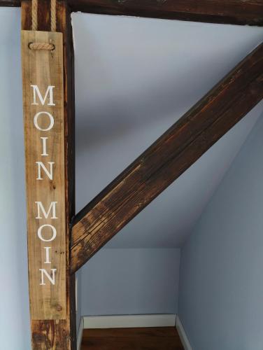 a wooden beam on a ceiling with the wordmite at Zentrale Altbau FEWO in Flensburg