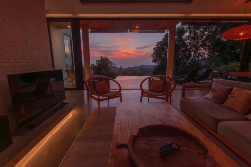 Ruang duduk di Villa Nour - 3 BR sea view pool villa in Srithanu
