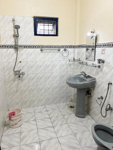 Un baño de Hotel Paradise and Jirekhursani Restaurant