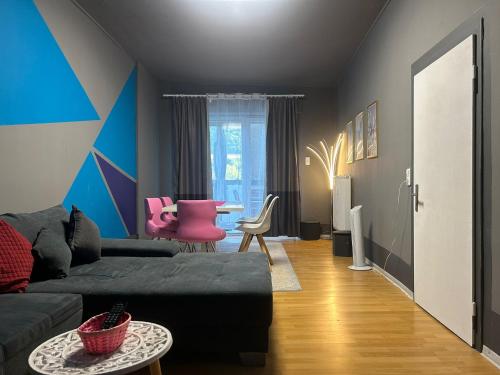 a living room with a couch and a table at Ferienwohnung Kinheim an der Mosel in Kinheim